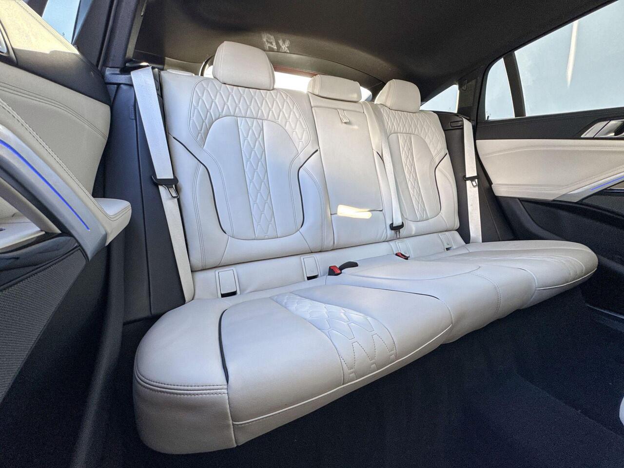 BMW X6 M50i High Executive M-Sport 22 Inch / Adaptief M-Onderstel / Soft Close / Glazen Schuifdak / Stoel ventilatie / Stoelverwarming Voor & Achter/ Warmte Comfort Pakket / Driving Assistant / Parking Assistant Plus / laser Ligt / Harman Kardon / Head Up Displa