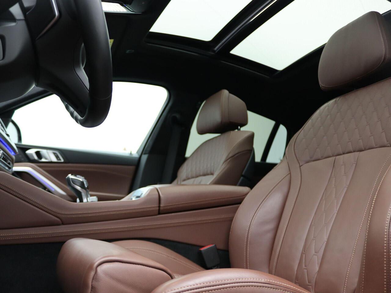 BMW X6 xDrive40i High Executive | M Sportpakket | Trekhaak | Glazen panoramadak Sky Lounge | Comfortstoelen | Head-Up Display | 22"