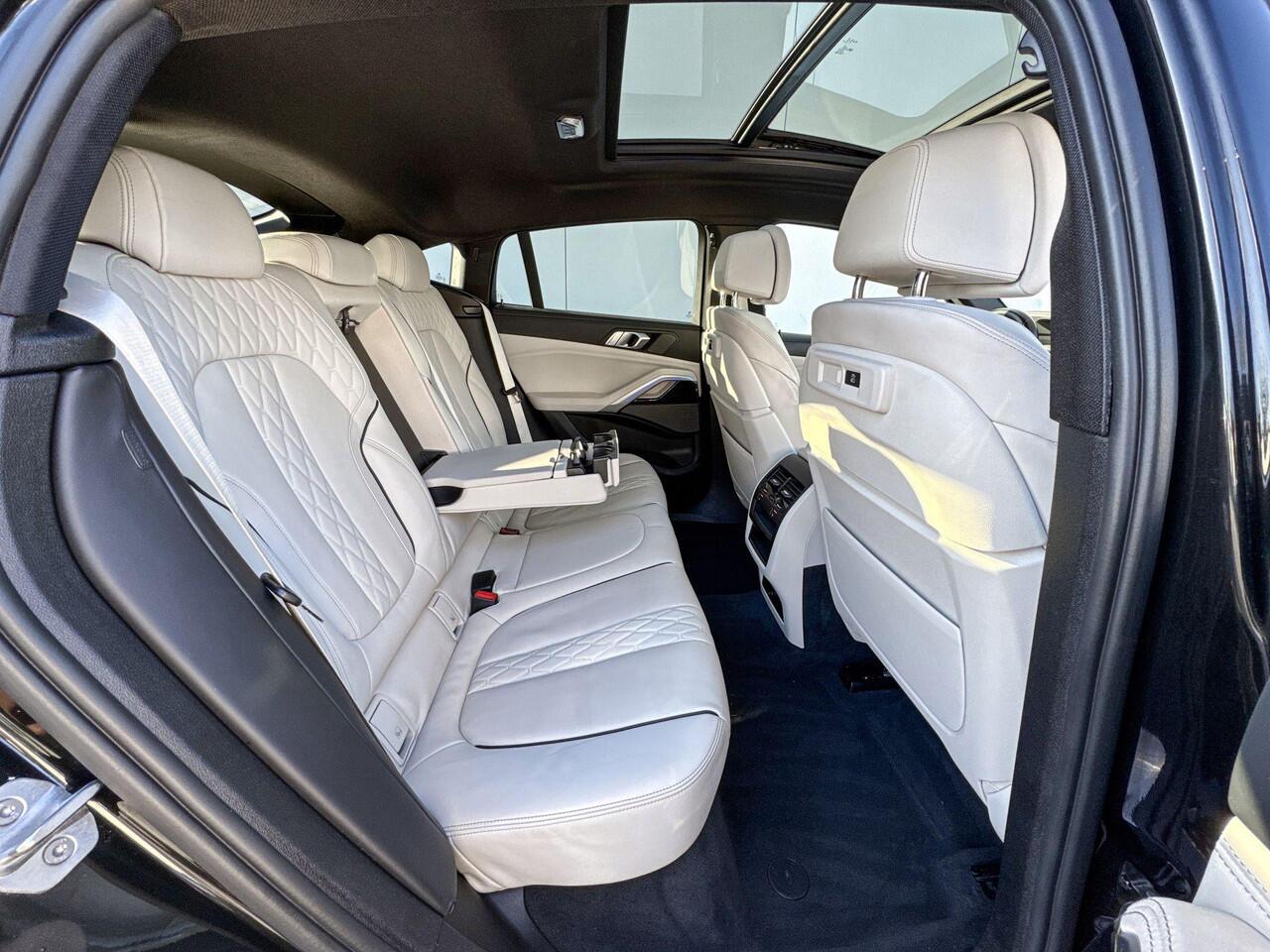 BMW X6 M50i High Executive M-Sport 22 Inch / Adaptief M-Onderstel / Soft Close / Glazen Schuifdak / Stoel ventilatie / Stoelverwarming Voor & Achter/ Warmte Comfort Pakket / Driving Assistant / Parking Assistant Plus / laser Ligt / Harman Kardon / Head Up Displa