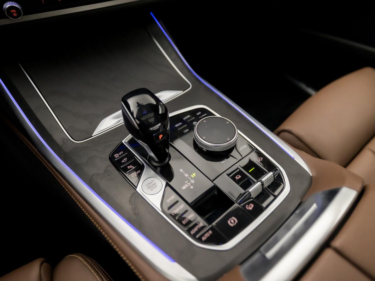 BMW X7 xDrive40i M Sport High Executive 7 Persoons 340Pk Automaat (SKYLOUNGE PANORAMADAK, ALCANTARA HEMELBEKLEDING, SOFTCLOSE, LUCHTVERING, LASER KOPLAMPEN, HEAD-UP DISPLAY, 360 CAMERA, HARMAN/KARDON, OFFROAD PAKKET, COMFORT ZETELS, NIEUWSTAA