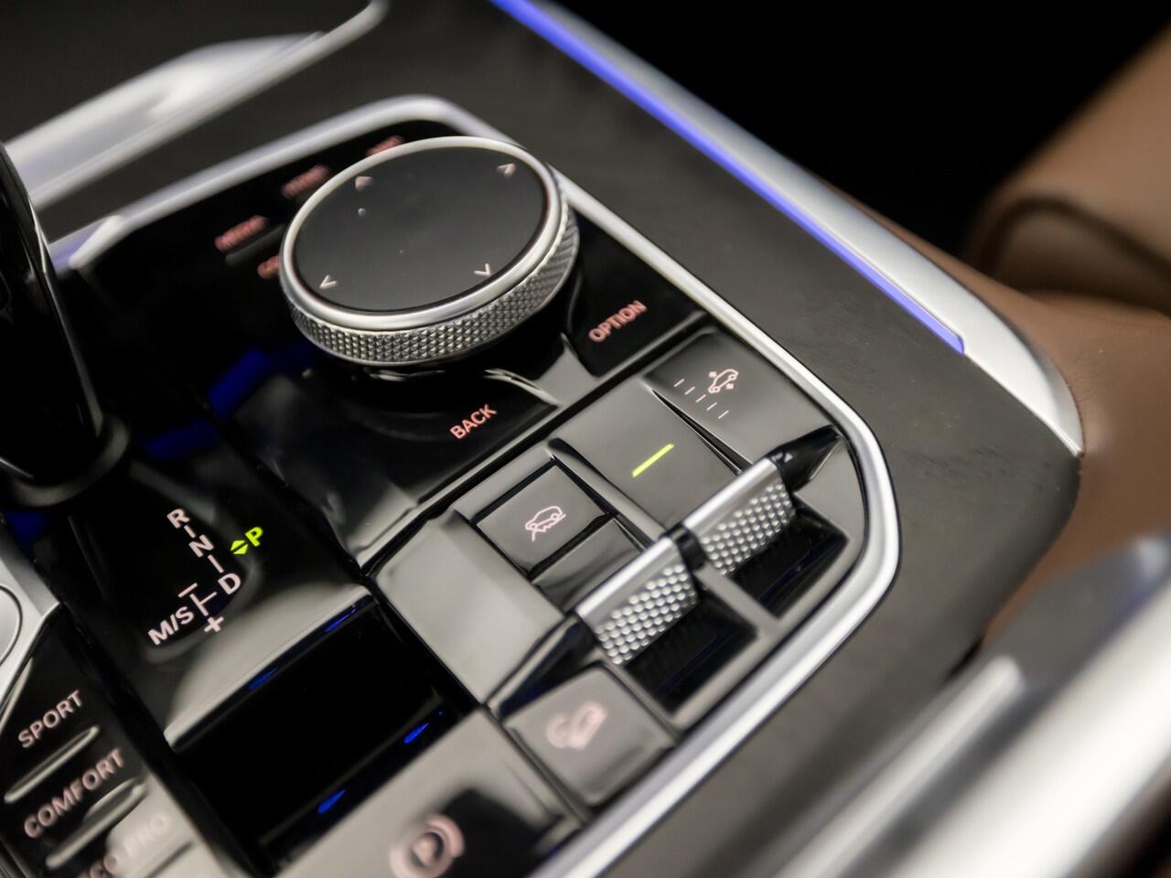 BMW X7 xDrive40i M Sport High Executive 7 Persoons 340Pk Automaat (SKYLOUNGE PANORAMADAK, ALCANTARA HEMELBEKLEDING, SOFTCLOSE, LUCHTVERING, LASER KOPLAMPEN, HEAD-UP DISPLAY, 360 CAMERA, HARMAN/KARDON, OFFROAD PAKKET, COMFORT ZETELS, NIEUWSTAA