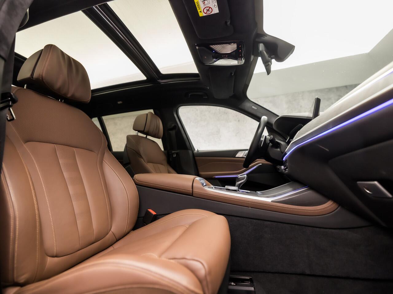 BMW X7 xDrive40i M Sport High Executive 7 Persoons 340Pk Automaat (SKYLOUNGE PANORAMADAK, ALCANTARA HEMELBEKLEDING, SOFTCLOSE, LUCHTVERING, LASER KOPLAMPEN, HEAD-UP DISPLAY, 360 CAMERA, HARMAN/KARDON, OFFROAD PAKKET, COMFORT ZETELS, NIEUWSTAA