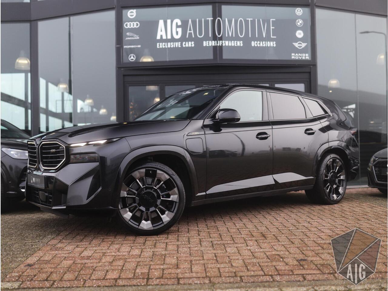 bmw-xm-phev-30-kwh--b&w--achteras