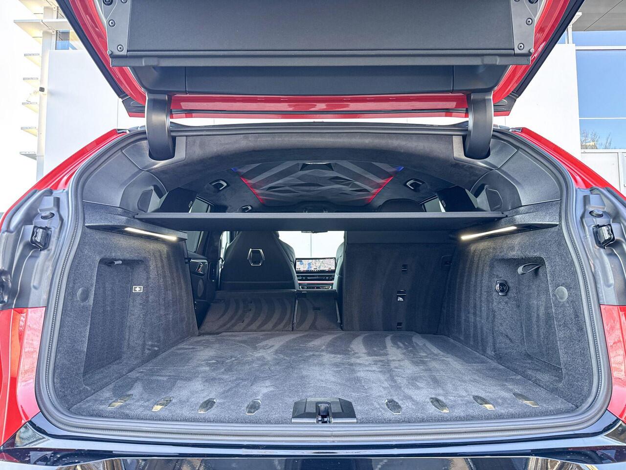 BMW XM PHEV 50e M Carbon interieur afwerking / Trekhaak Elektrisch / Driving Assistant Prof / 23inch / Comfort Acces / Shadowline / Harman en Kardon Audio