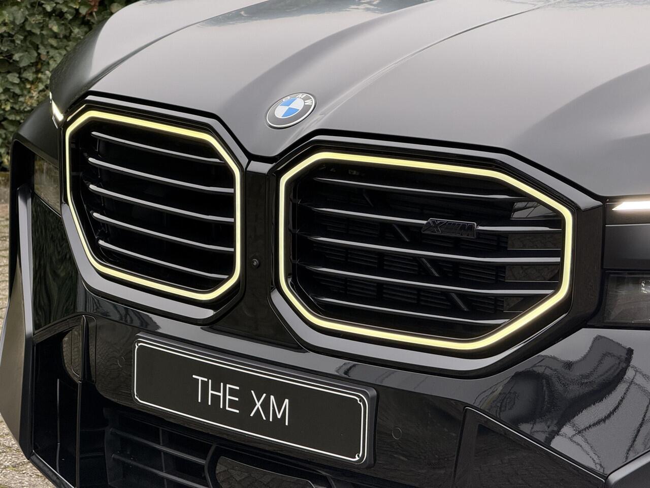 BMW XM PHEV Kith Edition | 23'' | B&W | M Drive Pack. | Driv. Ass. Prof. | Park. Plus | Trekhaak | Stoelvent. + Massage | Soft-Close | Adaptief M onderstel | Head-Up