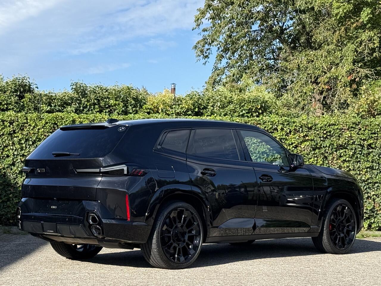 BMW XM 50e | 23" | Individual leder | Bowers & Wilkins | Trekhaak | Stoelver. + ventilatie + massage | Soft close