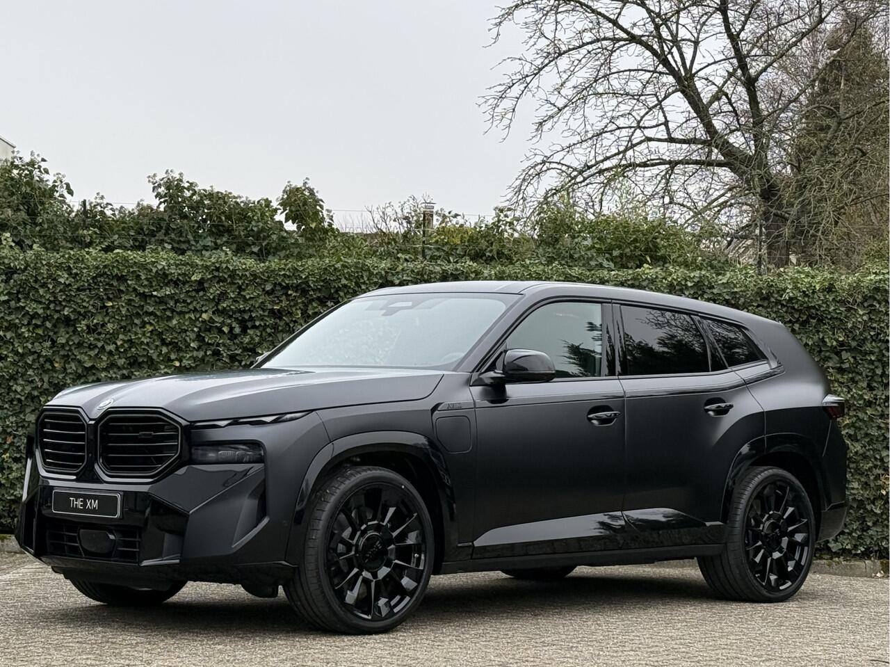 BMW XM PHEV Kith Edition | 23'' | B&W | M Drive Pack. | Driv. Ass. Prof. | Park. Plus | Trekhaak | Stoelvent. + Massage | Soft-Close | Adaptief M onderstel | Head-Up