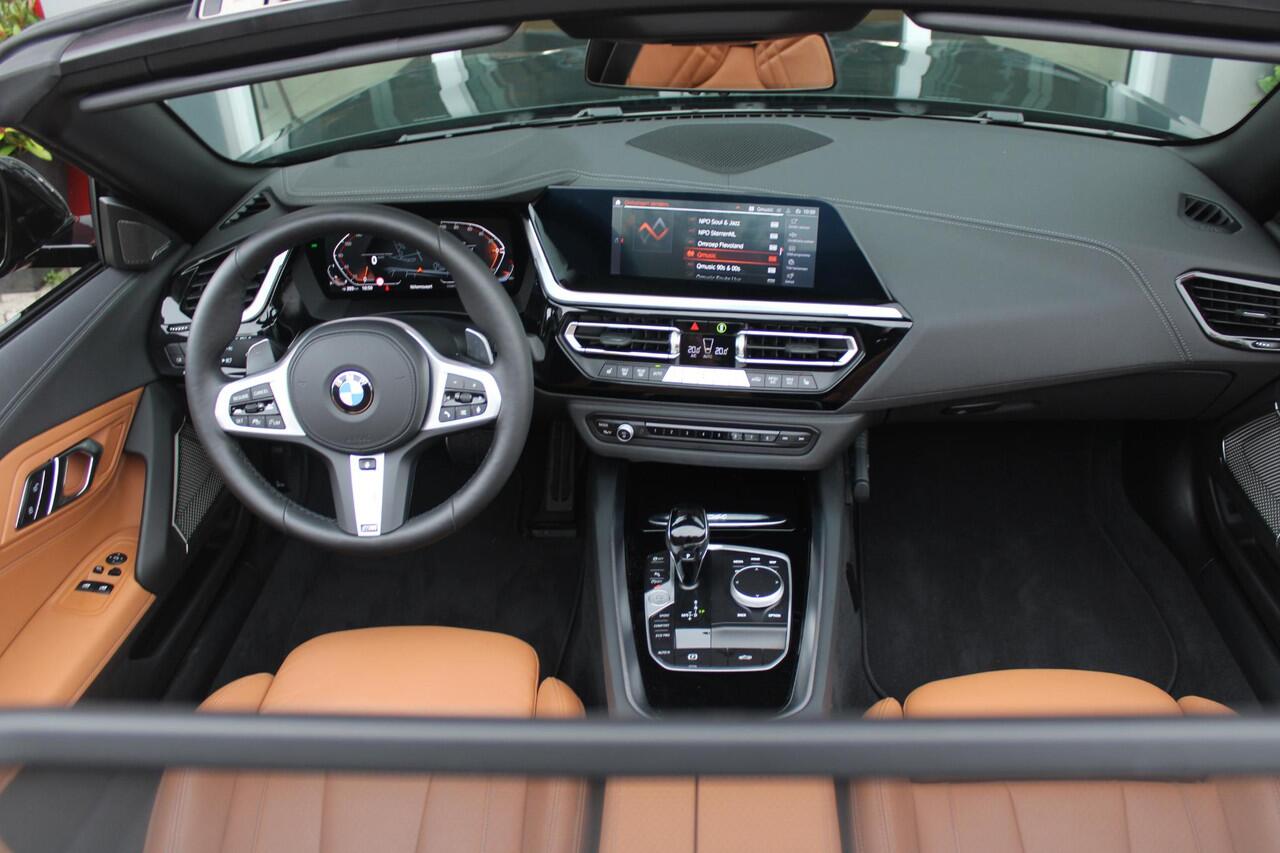 BMW Z4 Roadster sDRIVE 20i HIGH EXECUTIVE M-SPORT AUTOMAAT | M INTERIEURPAKKET | M EXTERIEURPAKKET | M SPORTSTUUR | 19" VIJFDUBBELSPAAKS M SPORTWIELEN | NAVIGATIE | DRAADLOZE APPLE CARPLAY / ANDROID AUTO | LEDER VERNASCA COGNAC | STOEL / STUUR VERWARMING | ACH