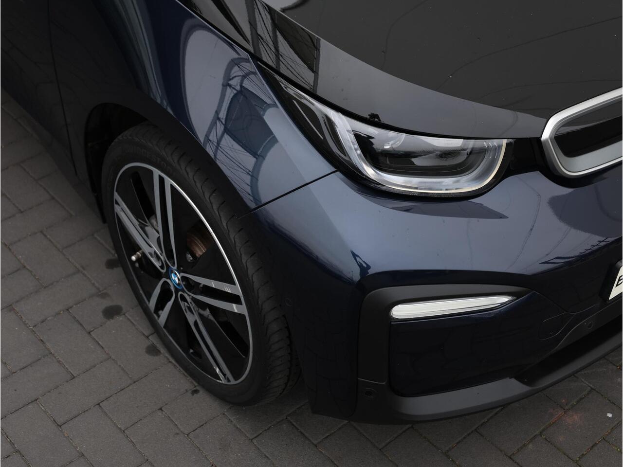 BMW i3 Executive Edition 120Ah 42 kWh Achteruitrijcamera/ Elektrisch glazen schuif-/kanteldak/ Cruise Control/ Apple CarPlay/ Stoelverwarming