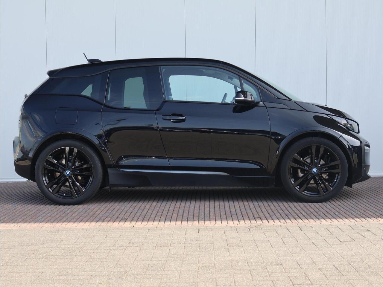 BMW i3 Dark Shadow Edition 120Ah 42 kWh Sportpakket/ Achteruitrijcamera/ Stoelverwarming/ Cruise Control/ 20 inch LM
