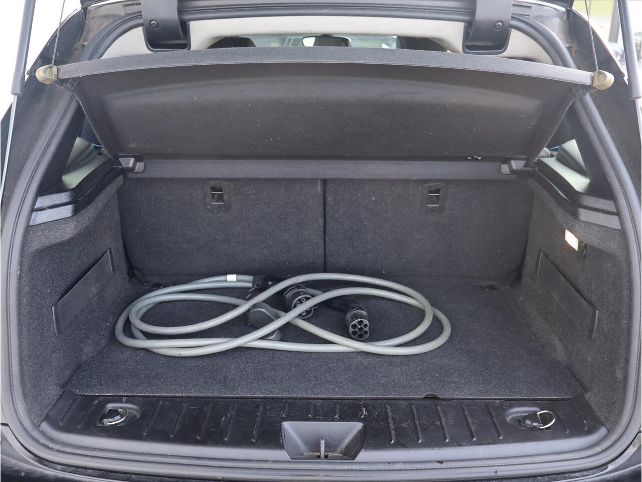 BMW i3 Dark Shadow Edition 120Ah 42 kWh Sportpakket/ Achteruitrijcamera/ Stoelverwarming/ Cruise Control/ 20 inch LM