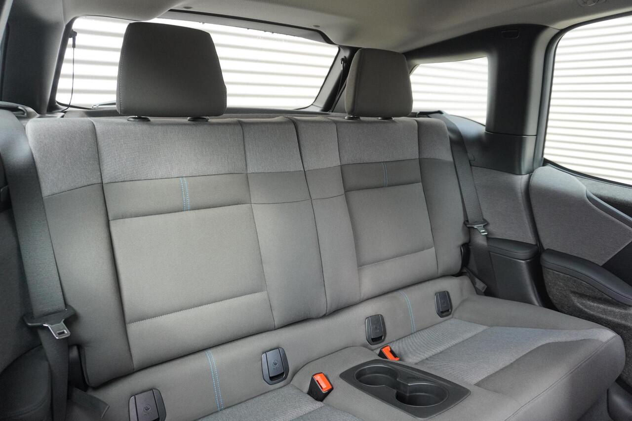 BMW i3 Sportpakket | Comfort pack advanced | Alarmsysteem klasse 3 | 20 inch LM Dubbelspaak | Extra getint glas achter