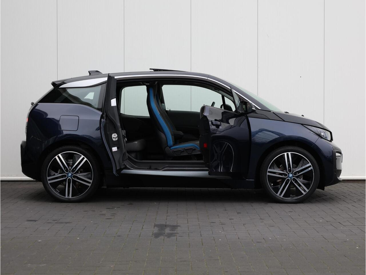BMW i3 Executive Edition 120Ah 42 kWh Achteruitrijcamera/ Elektrisch glazen schuif-/kanteldak/ Cruise Control/ Apple CarPlay/ Stoelverwarming