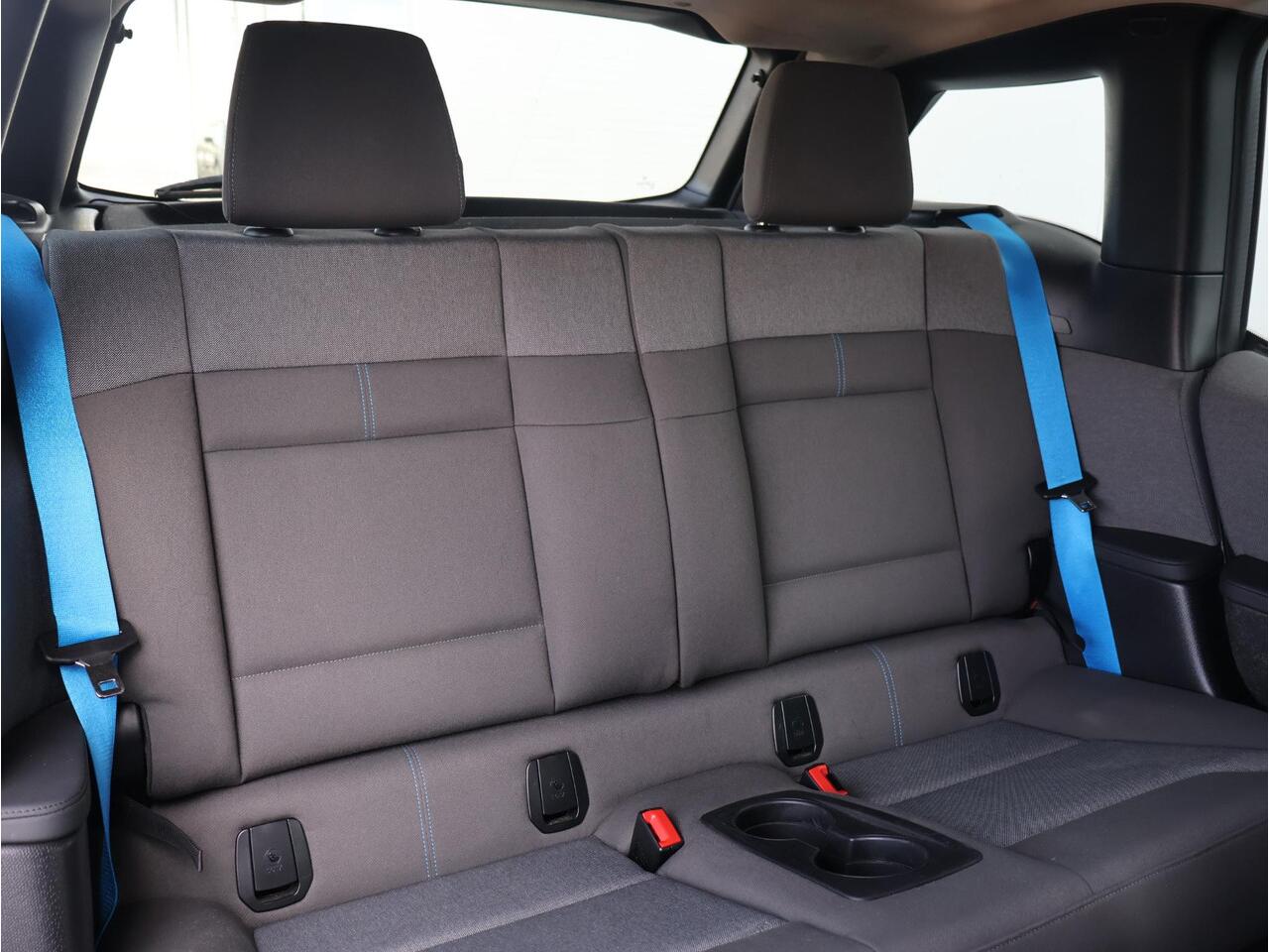 BMW i3 Dark Shadow Edition 120Ah 42 kWh Sportpakket/ Achteruitrijcamera/ Stoelverwarming/ Cruise Control/ 20 inch LM