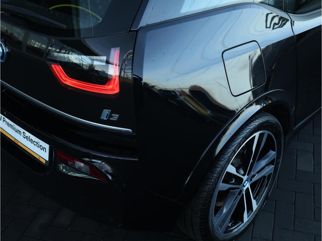 BMW i3 Business Edition Plus 120Ah 42 kWh Sportpakket / Harman Kardon / Panoramadak / Achteruitrijcamera /