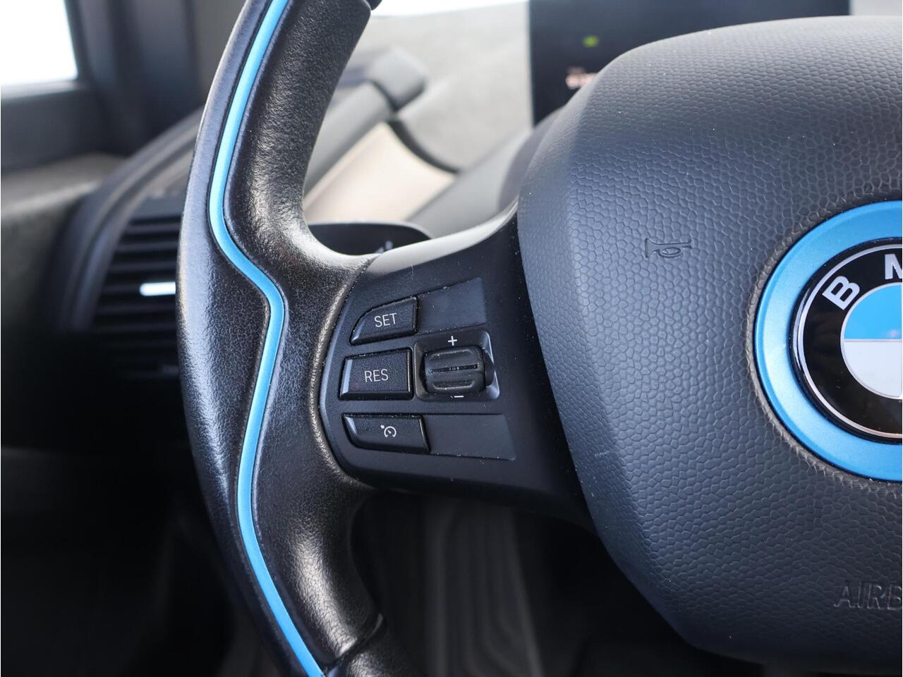 BMW i3 Dark Shadow Edition 120Ah 42 kWh Sportpakket/ Achteruitrijcamera/ Stoelverwarming/ Cruise Control/ 20 inch LM