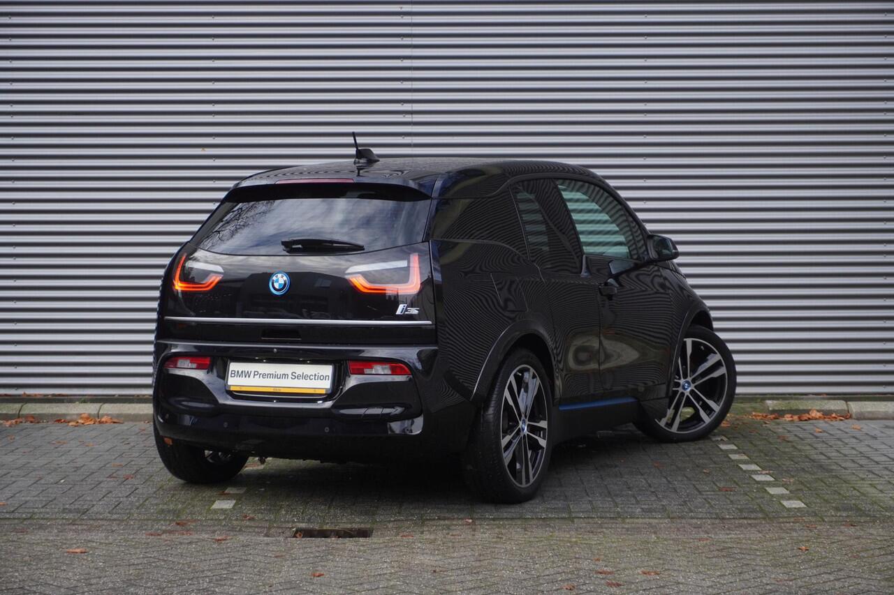BMW i3 S Comfort Access | Achteruitrijcamera | Driving Assistant Plus | Elektrisch verwarmde voorstoelen | 20 inch lichtmetalen i light wielen Dubbelspaak