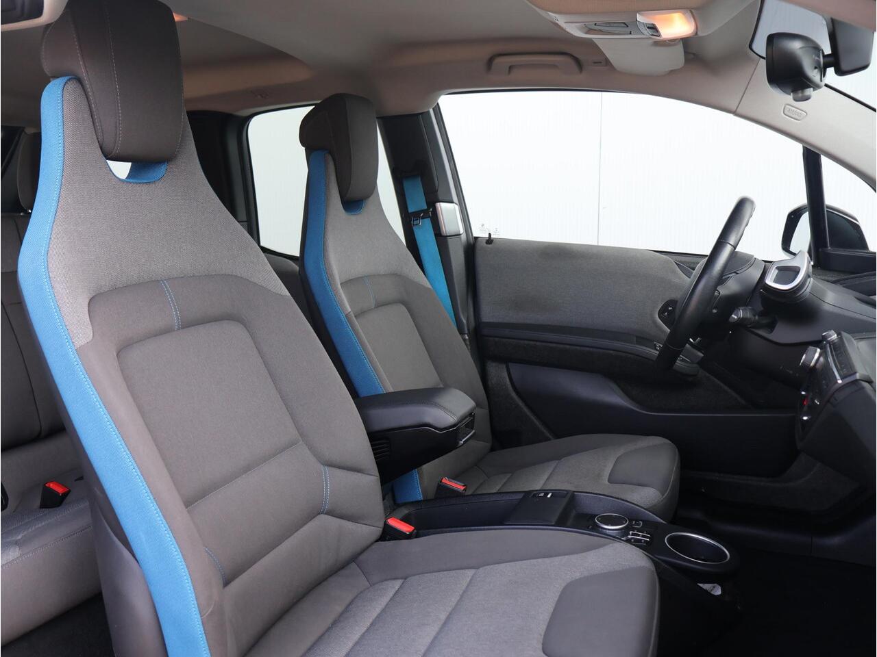 BMW i3 Dark Shadow Edition 120Ah 42 kWh Sportpakket/ Achteruitrijcamera/ Stoelverwarming/ Cruise Control/ 20 inch LM