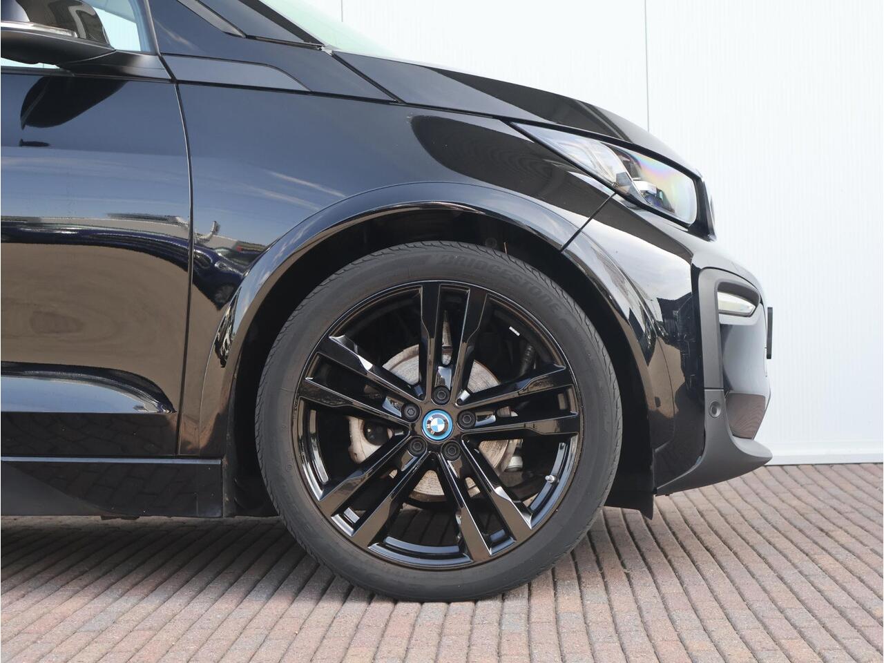 BMW i3 Dark Shadow Edition 120Ah 42 kWh Sportpakket/ Achteruitrijcamera/ Stoelverwarming/ Cruise Control/ 20 inch LM