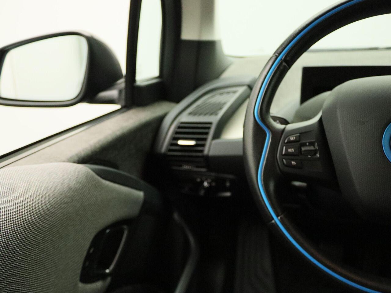 BMW i3 Executive Edition 120Ah | Sportpakket | Warmtepomp | Achteruitrijcamera | Navigatiesysteem Professional | 20"