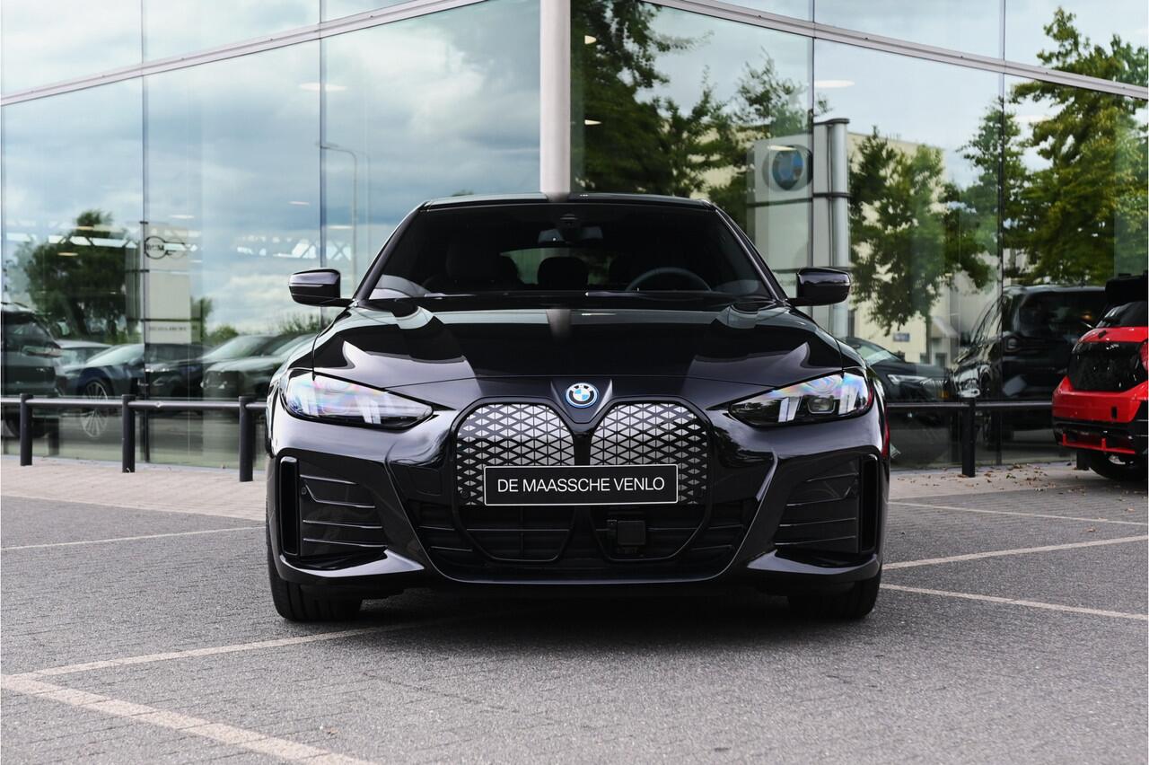 BMW i4 eDrive40 M Sport / Achteruitrijcamera / Adaptieve LED / Active Cruise Control / Live Cockpit Plus / Comfort Access / Stoelverwarming