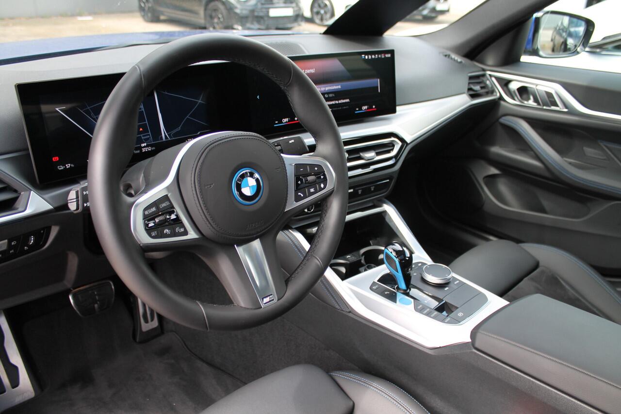 BMW i4 eDrive40 M-Sport / Schuif-kanteldak / Achteruitrijcamera / Live Cockpit Plus / Parking Assistant / Stoelverwarming