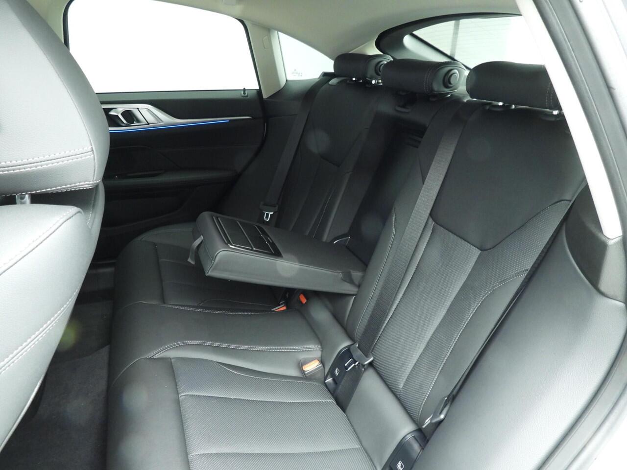 BMW i4 Gran Coupé eDrive35 Trekhaak / HIFI / Active Cruise / Getint glas / Park assist / Alu wielen 19 inch