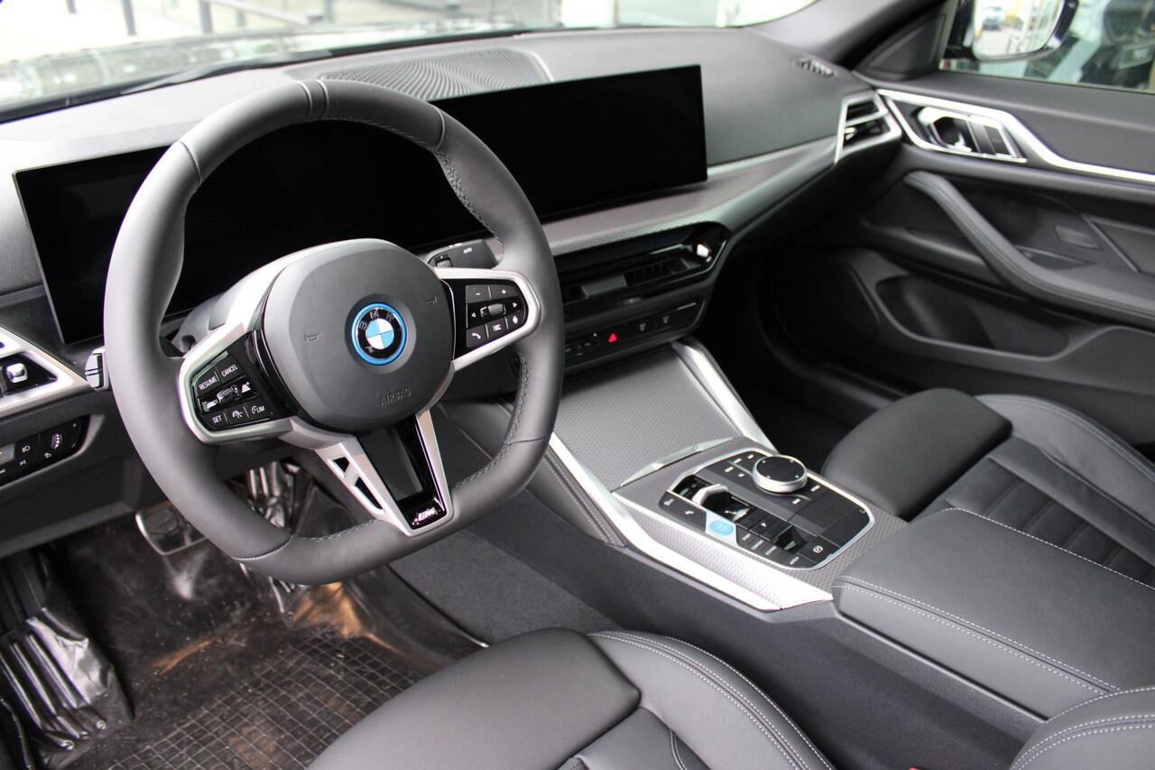 BMW i4 eDrive35 Gran Coupé M Sport / Schuif-kanteldak / Achteruitrijcamera / Adaptieve LED / Active Cruise Control / Live Cockpit Plus / Comfort Access