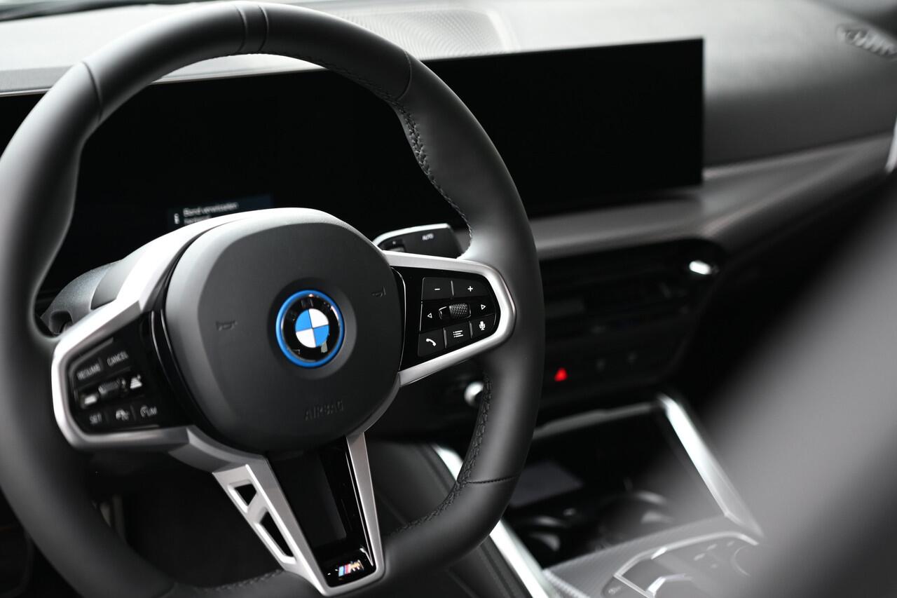 BMW i4 eDrive40 M Sport / Achteruitrijcamera / Adaptieve LED / Active Cruise Control / Live Cockpit Plus / Comfort Access / Stoelverwarming