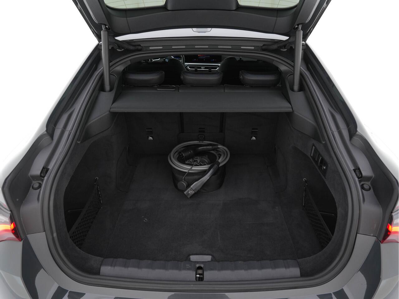 BMW i4 eDrive40 84 kWh M-Sportpack [ 3-Fase ] { SOH-95%} (INCL-BTW) *LEATHER-ALCANTARA | FULL-LED | ADAPTIVE-CRUISE | WIDE-SCREEN-DIGI-COCKPIT | DAB+ | CAMERA | AMBIENT-LIGHT | CARPLAY | SPORT-SEATS | PRIVACY-GLASS | TOWBAR | 18''ALU*