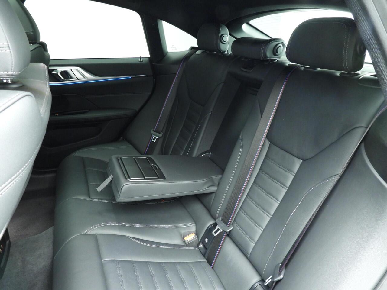 BMW i4 Gran Coupé eDrive35 M-Sportpakket | LED | Leder | HUD | Schuifdak | Active cruise | Sportstoelen | DAB | Hifi speakers | Alu 18 inch