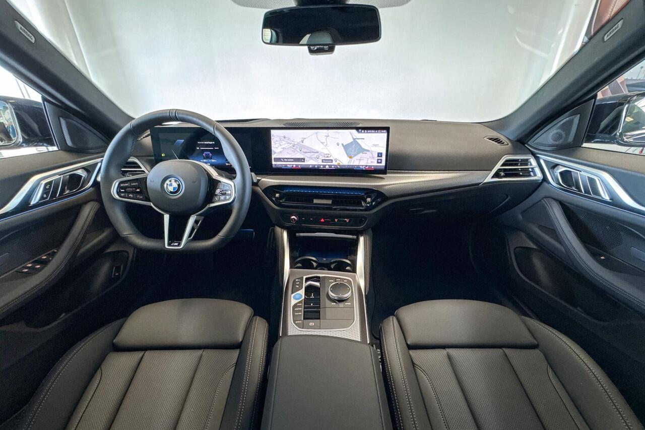 BMW i4 eDrive35 M Sport Edition 70 kWh | Glazen Panoramadak | Stoelverwarming | Achteruitrijcamera |