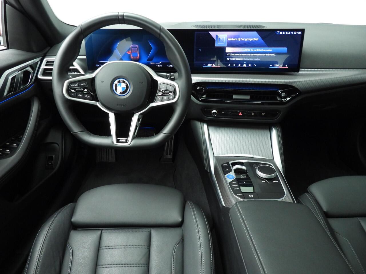BMW i4 Gran Coupe eDrive35 | M-Sportpakket | LED | Leder | Navigatie | Schuifdak | Trekhaak | Sportstoelen | DAB | Alu 18 inch