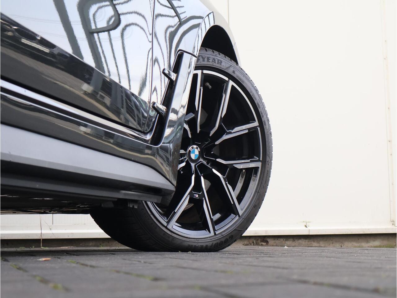 BMW i4 M50 84 kWh / Schuif - Kanteldak / Harman Kardon / Elektrische Verstelbare Stoelen / M-Stoelen / 19'' /