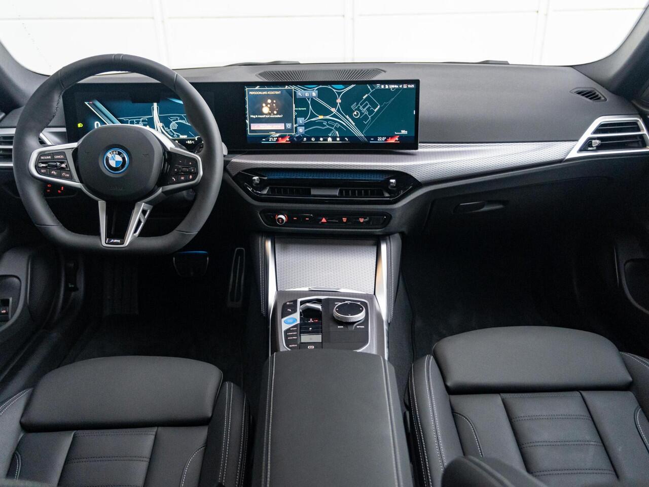 BMW i4 eDrive40 | M Sportpakket Pro | Comfort Pack | Schuif-/Kanteldak | Stuurwielrand verwarmd | Comfort Access | Achteruitrijcamera | 19''