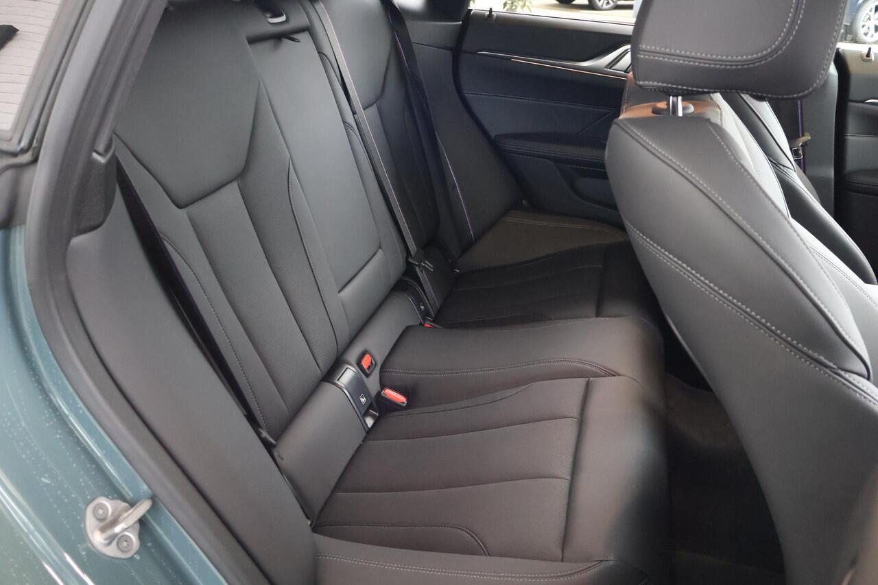 BMW i4 eDrive40 M Sport Edition | M Sport Pro | Innovation Pack | Driving Assistant Prof | Trekhaak | elektrisch glazen schuif-/kanteldak