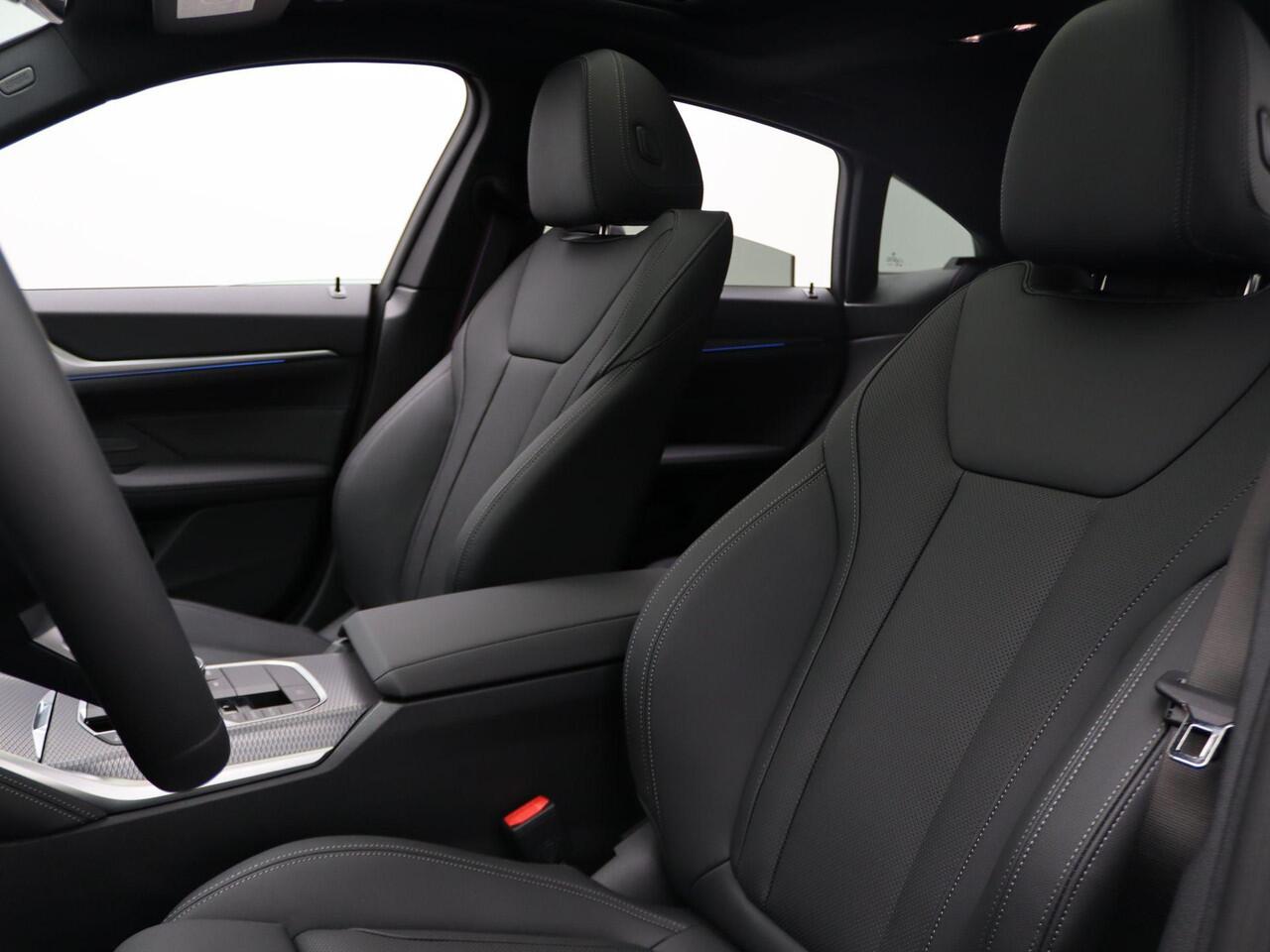 BMW i4 eDrive35 M Sportpakket Pro | Innovation Pack | Comfort Pack | Stuurwielrand Verwarmd | Comfort Access | Trekhaak | Schuifdak | Driving Assistant Professional | DAB | HiFi | 19''