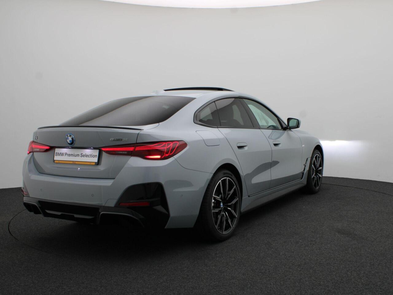 BMW i4 eDrive35 M Sportpakket Pro | Innovation Pack | Comfort Pack | Stuurwielrand Verwarmd | Comfort Access | Trekhaak | Schuifdak | Driving Assistant Professional | DAB | HiFi | 19''