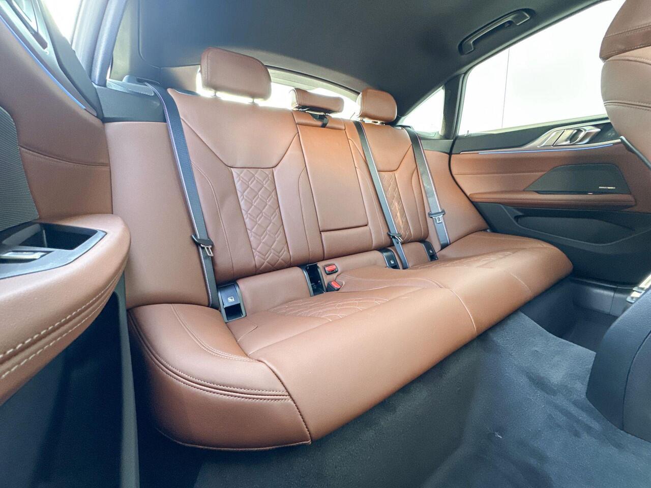 BMW i4 eDrive40 M Sport Edition Head Up Display / Driving Assistant / Comfort Access / Adaptieve LED lampen / Glazen dak / Parking Assistant Plus