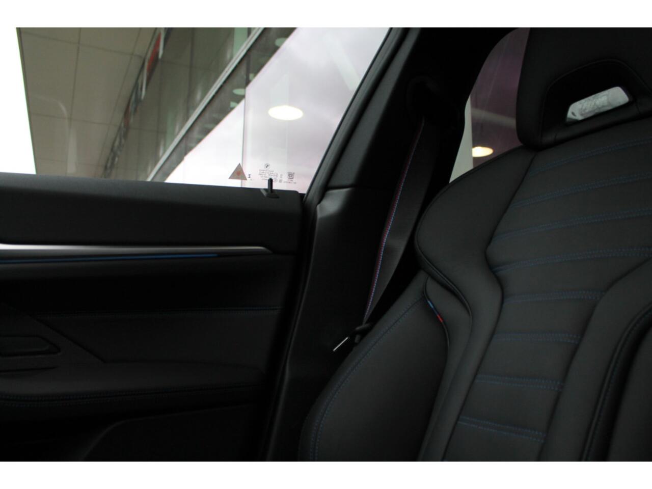 BMW i4 M50 High Executive / Schuif-kanteldak / Trekhaak / Laserlight / M Sportstoelen / Adaptief M Onderstel / Parking Assistant Plus / Driving Assistant Professional