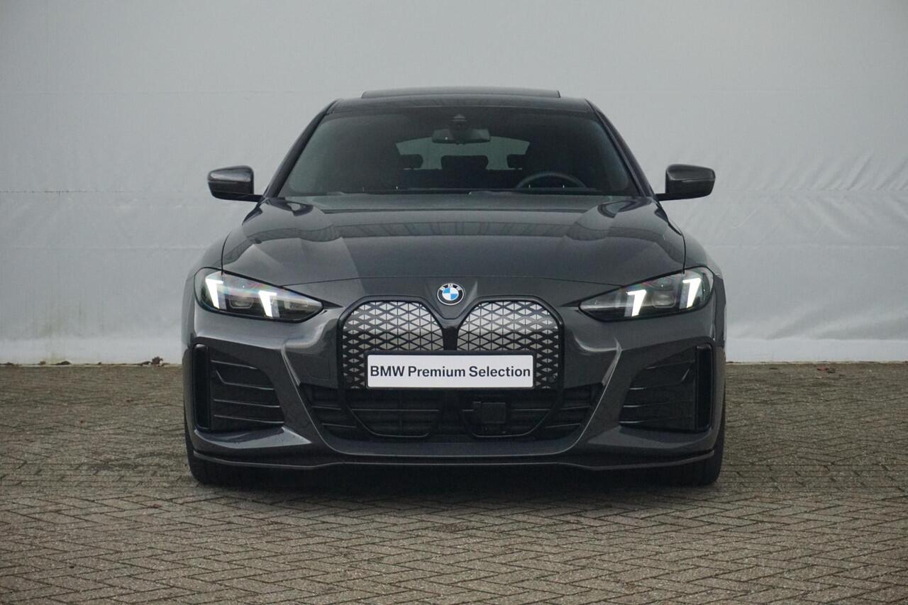 BMW i4 eDrive35 M Sportpakket Pro 20'' / Glazen schuif-/kanteldak / Harman Kardon / Stuurwielrand verwarmd