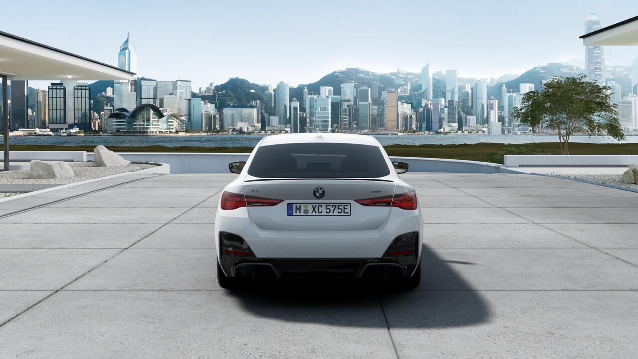 BMW i4 eDrive35 Gran Coupé M Sport / Adaptieve LED / Comfort Access / Achteruitrijcamera / Active Cruise Control / Stoelverwarming