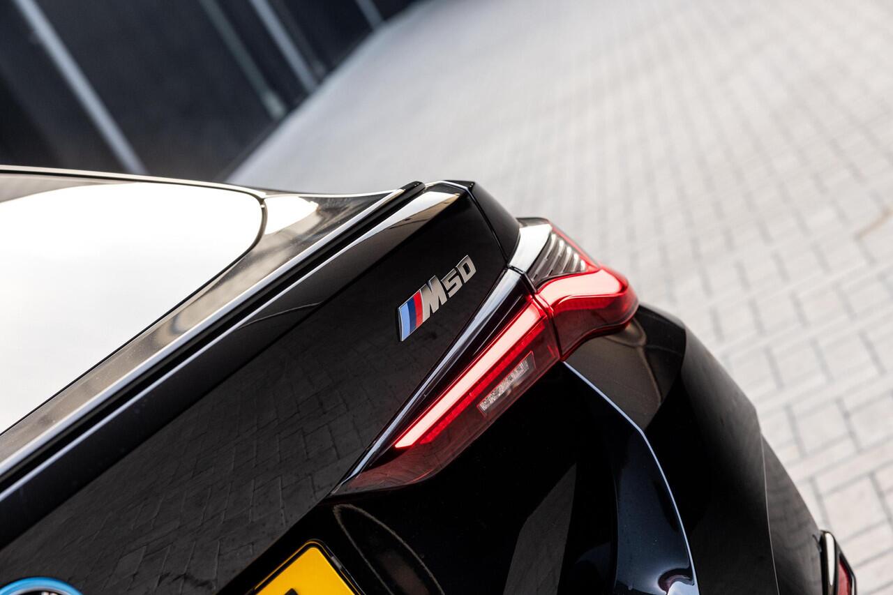 BMW i4 M50 High Executive 84 kWh | SOH 98% | M-Sport | Schuif/Kantel dak | Sportstoelen | Harman/Kardon | x-Drive | Widescreen | Adaptief Onderstel | DAB | Stoelen/stuur verwarmbaar | Trekhaak | Laserlicht |