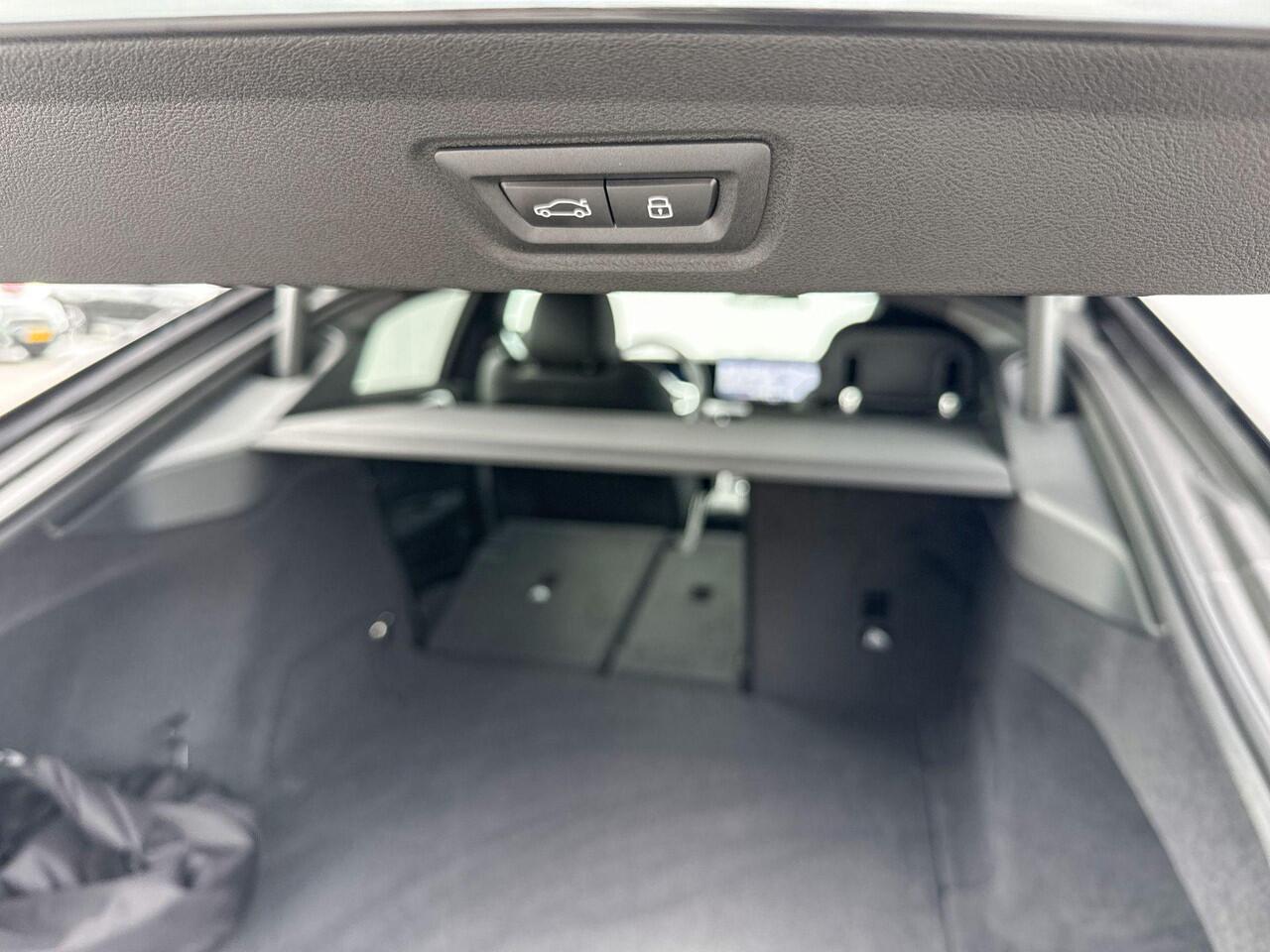 BMW i4 eDrive35 M Sport Edition M Sport Pro / Glazen Schuifdak / Adaptieve Cruise Control / Comfort Acces / Adaptieve LED koplampen / 19 Inch