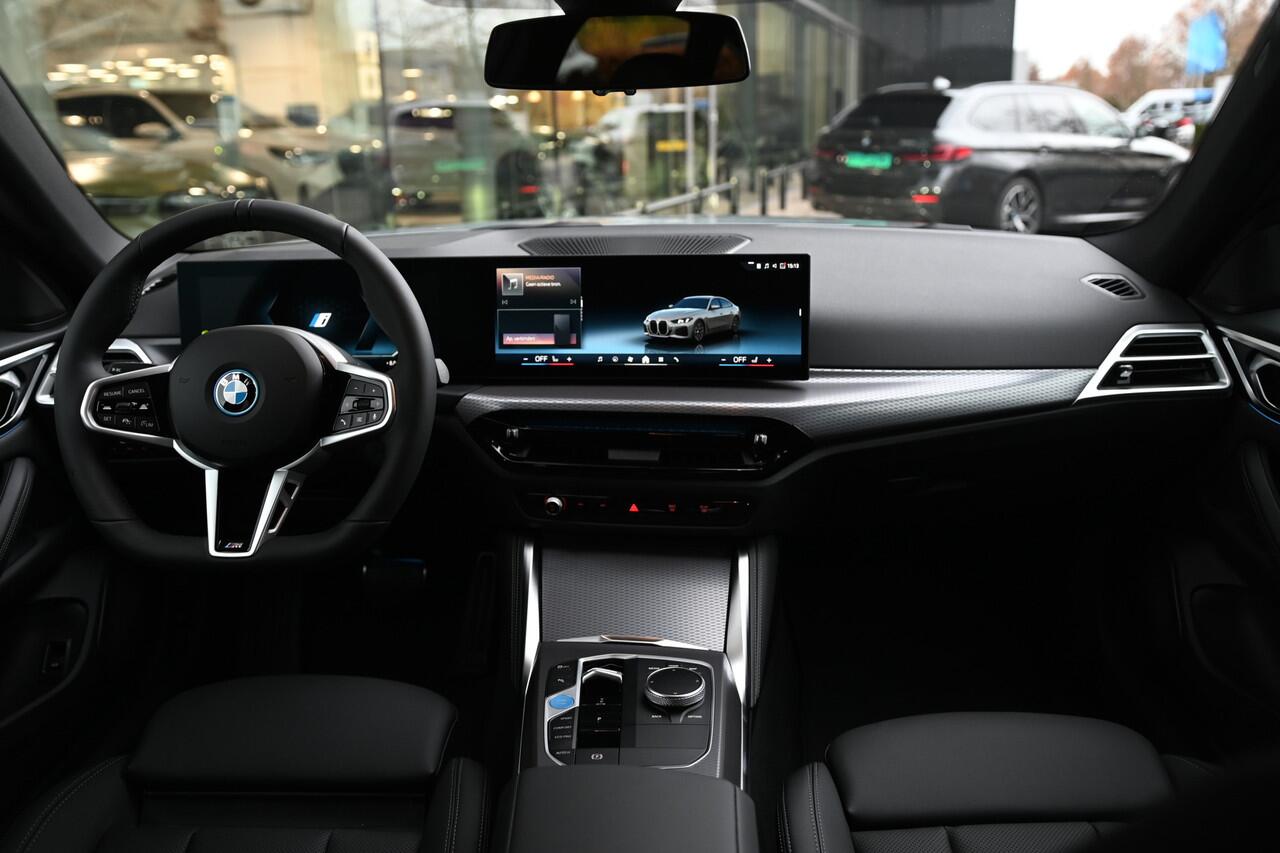 BMW i4 eDrive35 Gran Coupé M Sport / Achteruitrijcamera / Adaptieve LED / Active Cruise Control / Stoelverwarming / Live Cockpit Plus