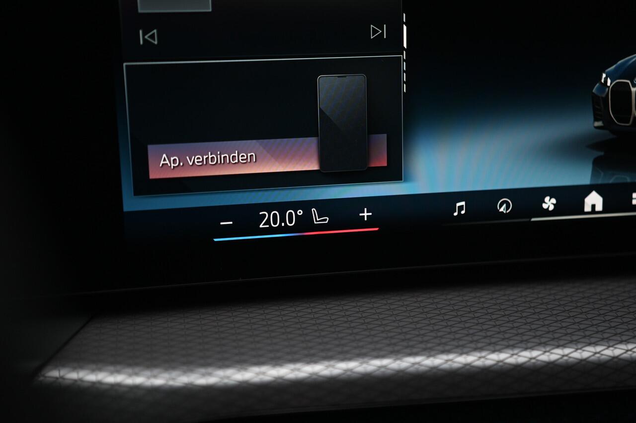 BMW i4 eDrive40 M Sport / Achteruitrijcamera / Adaptieve LED / Active Cruise Control / Live Cockpit Plus / Comfort Access / Stoelverwarming