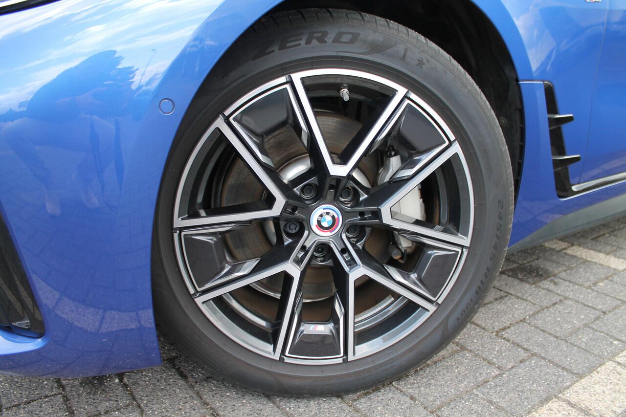 BMW i4 eDrive40 M-Sport / Schuif-kanteldak / Achteruitrijcamera / Live Cockpit Plus / Parking Assistant / Stoelverwarming