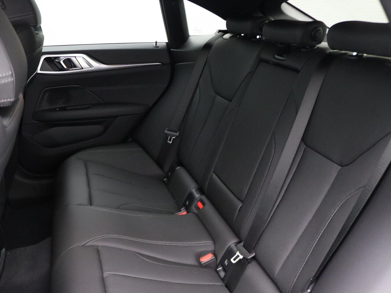 BMW i4 eDrive35 M Sportpakket | M Sport Edition | Innovation Pack | Comfort Pack | Stuurwielrand Verwarmd | Trekhaak | Active Cruise Control | DAB | HiFi | 18''