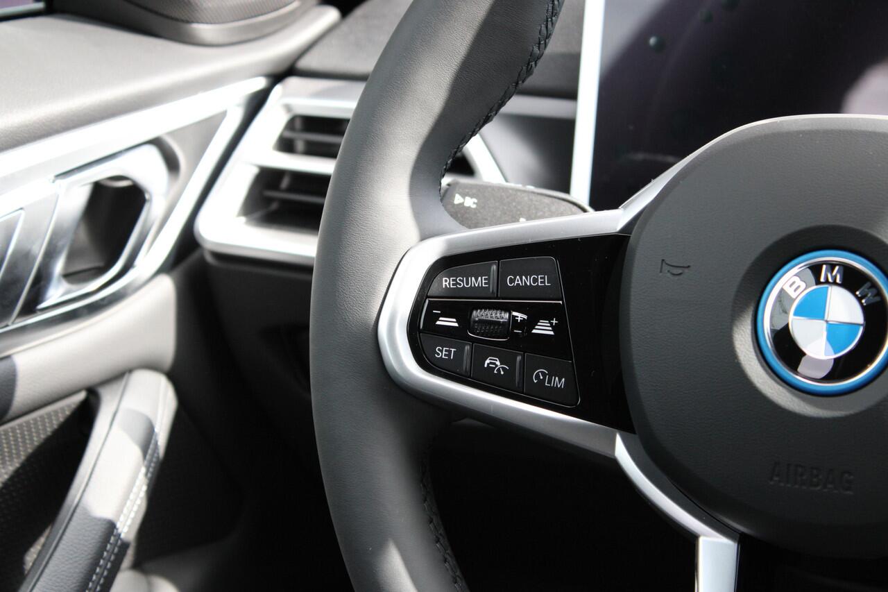 BMW i4 eDrive35 M Sport / Achteruitrijcamera / Adaptieve LED / Active Cruise Control / Parking Assistant / Comfort Access / Stoelverwarming