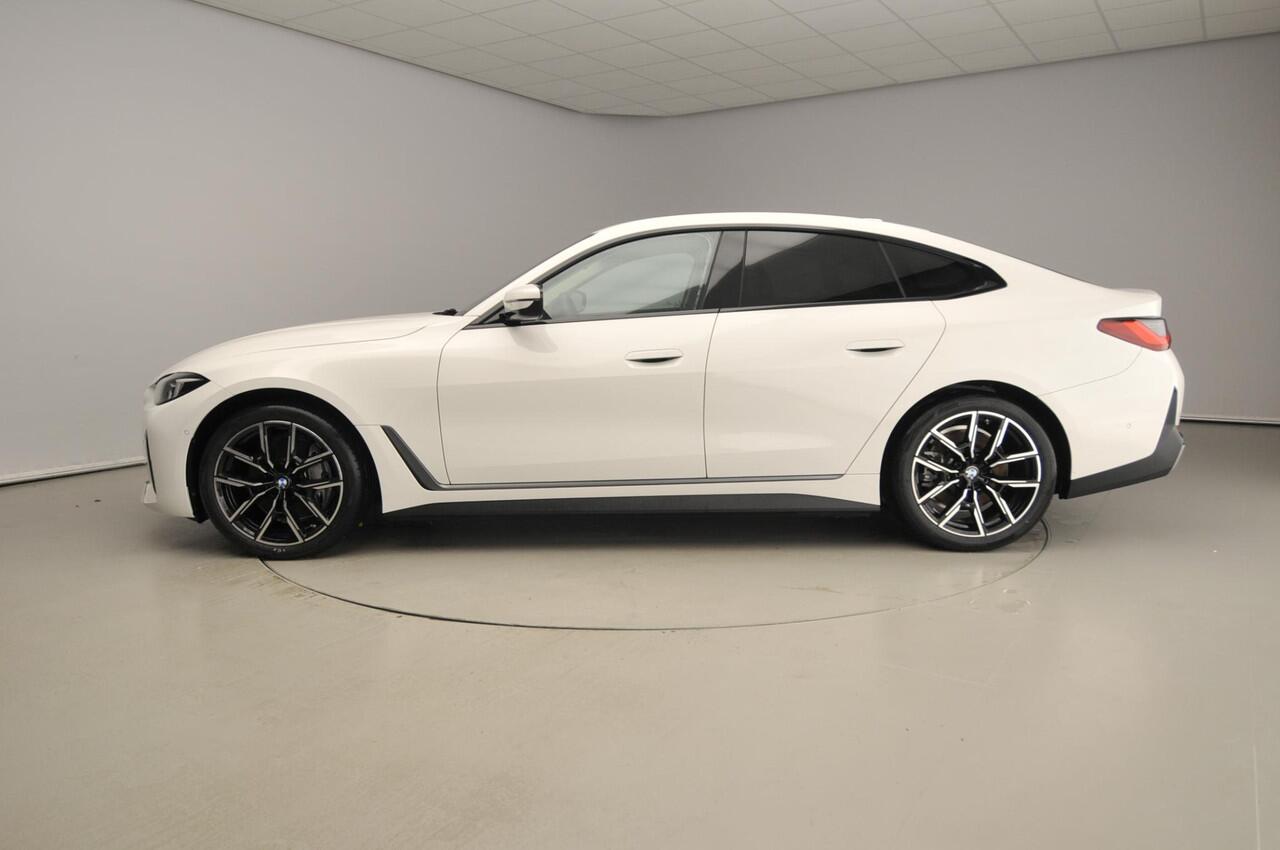 BMW i4 Gran Coupé eDrive35 Trekhaak / HIFI / Active Cruise / Getint glas / Park assist / Alu wielen 19 inch